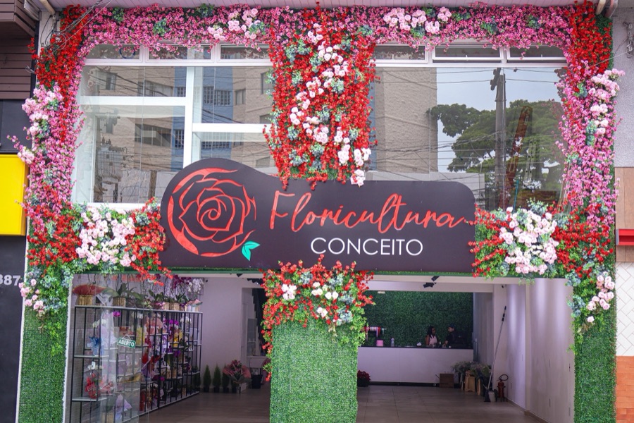 Fachada da Floricultura Conceito no Tatuapé, coberta de flores